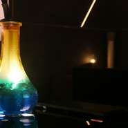 非日常と触れ合いたい方が訪れる【シーシャバー 遊煙地 新橋】。日常ではあまり見かけることのない、お酒やシーシャに出合うことができます。一人でバーに訪れたことがない方、まだシーシャを知らない方は、ぜひ。