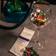 シーシャを扱うタイミングを図ったり、少し間を持たせたりしたいとき、軽く摘まめるフードを用意。チョコにスナック…いずれも、お酒やシーシャの味を邪魔しないものを揃えています。