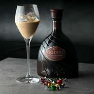 高級チョコレートブランド「GODIVA」のリキュールが使われています。口の中で一気に広がっていく芳醇な香りに圧倒。ミルクと割ることでクリーミーさが増し、女性にもオススメです。