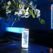 ゆったりと大人が落ち着けるバーとして、照明の明るさやBGMに対する配慮を欠かしません。お酒とシーシャを味わい尽くすまでの数時間、世間とは切り離された時間を過ごせます。