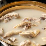新鮮な鶏を使った真白いスープの水たき、スープだきの味は絶品。コクのあるスープでのおじやも絶品です。昭和１１年から伝統の味を守り続けております。コースの一品です。