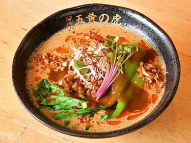 濃厚スープが麺・ご飯と相性バッチリ『五黄の虎　カレー坦々麺』