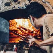 口いっぱいに芳ばしい香りが広がる、焼きたてのピッツァ