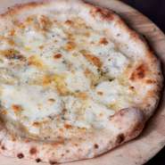 バジル・トマト・フィオルディラッテのモッツァレラの入ったmoon人気No.1のピッツァです。