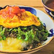 スープ付き　金武町発祥のタコライスにたっぷりの半熟オムレツをのせて。サルサソースをHOTサルサに変更できます
