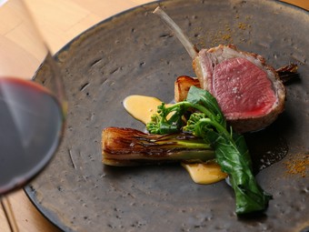 奥深い苦味を楽しむ『仔羊のロースト　レモンカートとスパイス』