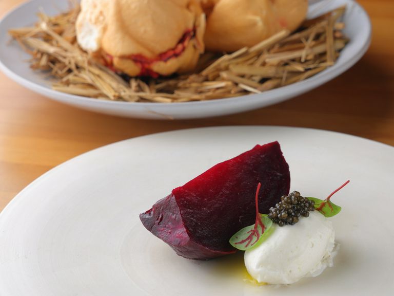 鮮やかな赤に追求された旨み『ビーツの塩釜焼き レフォールクリーム』