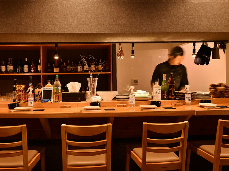 女性一人でも気軽に立ち寄れる、スタイリッシュな肉バル