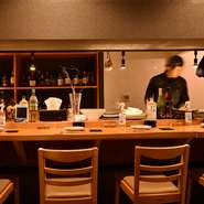 男性はもちろん、女性も気軽に肉料理と豊富なお酒を片手にゆったりと過ごせる肉バル。オリジナリティー溢れる料理とバルならではの品揃えを誇るアルコールが、素敵な時間をもたらしてくれます。