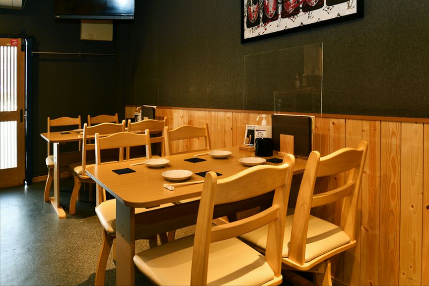 肩肘を張らず、二人が好む肉料理とお酒を心ゆくまで堪能