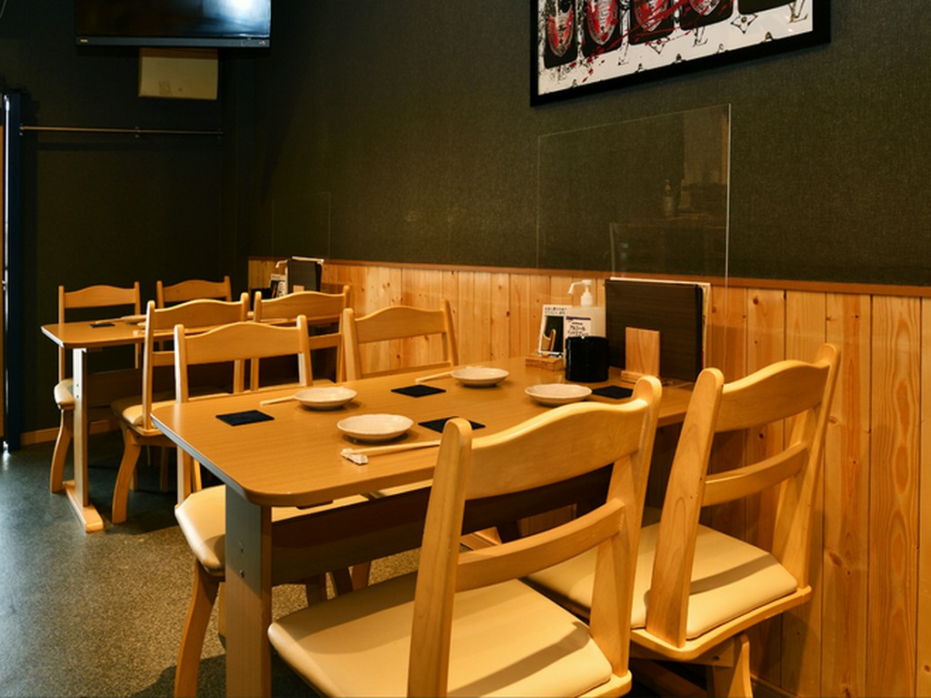肩肘を張らず、二人が好む肉料理とお酒を心ゆくまで堪能