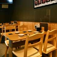 和の肉バルをテーマにした、さまざまな肉メニューが揃う店。『焼き豚足』や『角煮』などオーナーこだわりの逸品に合わせた、ワインや焼酎・ウイスキーをたしなみ、カジュアルなデートを楽しめます。