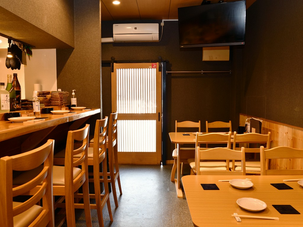 仲間との穏やかな時間を満喫できる、全17席のおしゃれなフロア