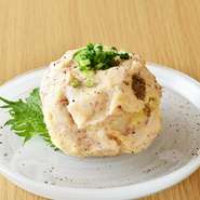 ジャガイモが持つ自然な甘みを、ブラックペッパーが引き締めています。舌触りも良く、バゲットや肉料理ともよく合う一皿です。細かくカットされたいぶりがっこの食感と塩気が程よいアクセントに。