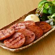 雲仙の麓で育てられる九州豚を贅沢に使用しているご当地ハム。シンプルにグリルした後、ほんのりと醤油をふりかけているそうです。そのままでも十分おいしく味わえますが、火を入れることでジューシーさがアップ。
