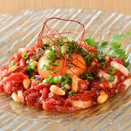 短冊状にカットした馬肉のもも肉を使用しています。コチュジャンが入っているピリ辛なテイストに。卵黄を崩せば、濃厚且つまろやかな旨みが口の中に広がります。