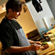 足を運んだ人が身構えることなく、心からリラックスできることが目標。ゲストが料理やお酒を味わいながら見せる笑顔こそが、料理人としてのパワーの源だそうです。