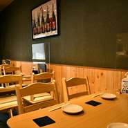 オリジナルのスタイルに仕上げられた肉料理と、充実したお酒が揃っています。特に深夜帯をバーとして利用できるよう、さっとつまめるスナックもラインナップ。つい長居をしてしまうほど、心地の良い空間です。