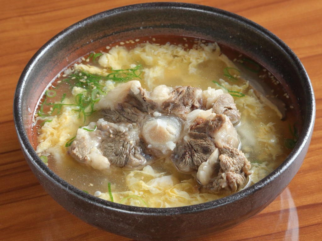 4日間かけてじっくり煮込み、旨みを最大限に引き出した『骨付きテールスープ』