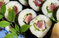 かつおのタタキを巻いた巻寿司ですっ
※入荷状況によりない場合ございますので、要予約にてご提供しております。