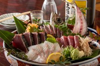 高知近海の旬魚をメインにさまざまな季節の鮮魚をお出ししております。