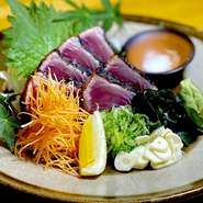 高知と言えば鰹!!
当店でも人気の鰹の塩タタキを是非、お召し上がりください!!
