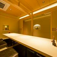 ビジネスシーンでの接待や会食には、【和膳 功 北海道朝市直営店】がおすすめです。洗練された雰囲気の完全個室も用意され、大人の贅沢を満喫できるワンランク上のおもてなしができます。