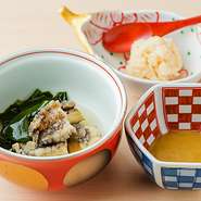料理長自ら、確かな目で厳選した、美味しいアワビ。肝ソースと共に召し上がれ。なおメニューは、旬の食材を使用しているため、季節や仕入れ状況により変更となります。