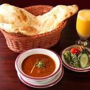 羊肉のくさみが感じられなくなるほどしっかり煮込んだ定番で人気のカレー