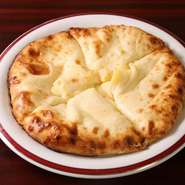 生地にとろ～りチーズを挟んで焼き上げた大人気のナン