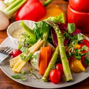 有機野菜をふんだんに使い、自家製のソースにたっぷりディップしていただく野菜好きにはたまらない一品。