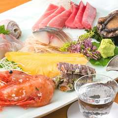 季節の魚介に合うお酒が充実。鮨屋監修の旨い地酒もぜひ！