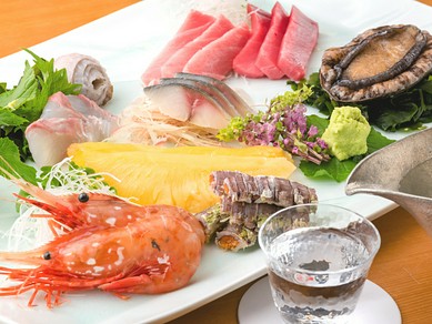 季節の魚介に合うお酒が充実。鮨屋監修の旨い地酒もぜひ！