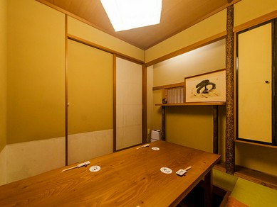 減席や予約分散の配慮を施し、落ち着いた離れ個室も用意