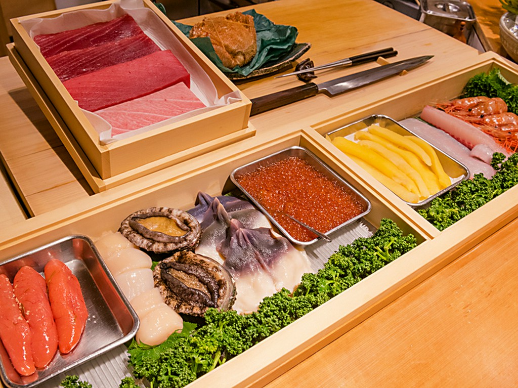 一人鮨も楽しい！　旨い握り、粋な接客、心地いい空間で大満足