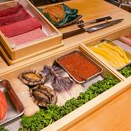 凛と美しい高野槙のネタケースを配した檜の一枚板のカウンターは、一人鮨の特等席。札幌への出張時や旅の折にも重宝します。カウンター席は以前の9席から減席して7席となり、いっそうゆったりと憩えます！