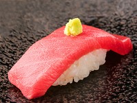 本まぐろ（赤身、赤身醤油漬け、とろ各種）、季節のネタ（平目、縞あじ、貝、蝦夷あわび、鯖、小肌、にしん、地数の子、しゃこ、穴子、ぼたん海老、いか、毛蟹、海水うに、いくら、玉子など）＊季節等で変更あり。
