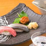 旬の海鮮料理と鮨に合う日本各地の銘酒を取り揃え。＊銘柄と価格の詳細は店舗でご案内します。
