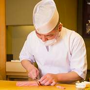 2000年の創業以来、道内外のファンを増やす【すし屋のさい藤】の味は、最上質の旬食材を「もっともっと美味しくしてお客様に提供したい」という日々の精進の賜物。味・空間・接客とも、最上質のもてなしに憩えます。