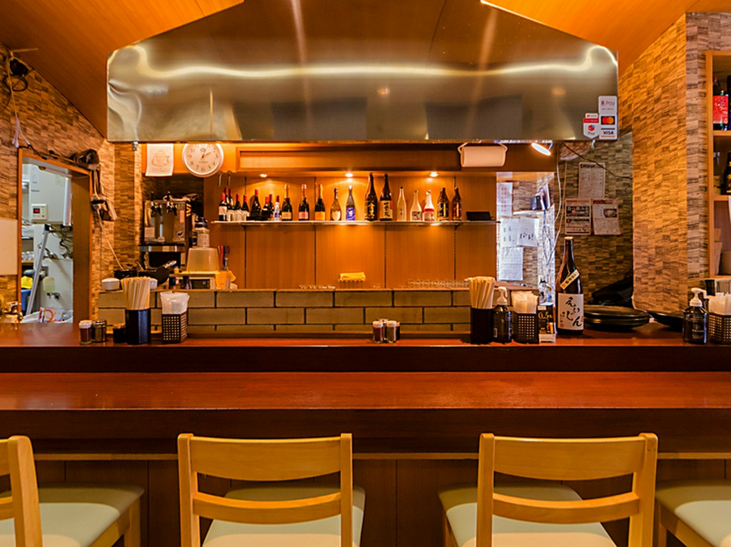 ゆっくりくつろげるカウンター席なら、おひとり様も安心