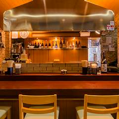 ゆっくりくつろげるカウンター席なら、おひとり様も安心