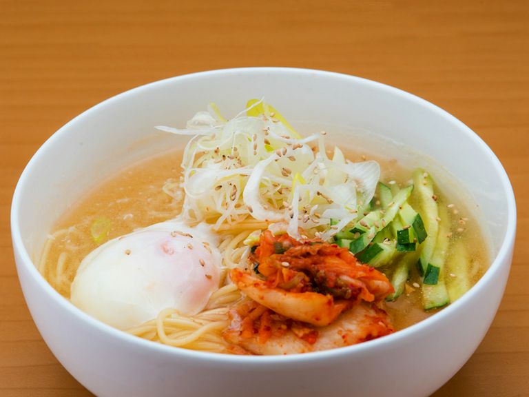 〆の一品にぴったり!つるつるの麺をあっさりスープでいただく『冷麺』