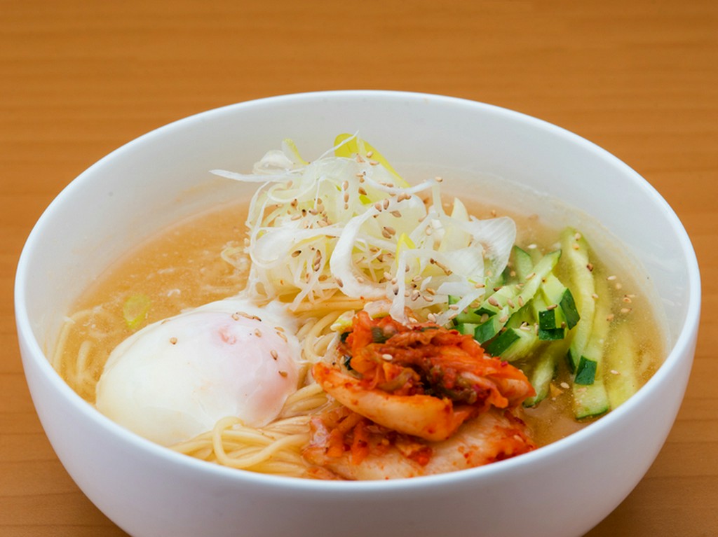 〆の一品にぴったり！つるつるの麺をあっさりスープでいただく『冷麺』