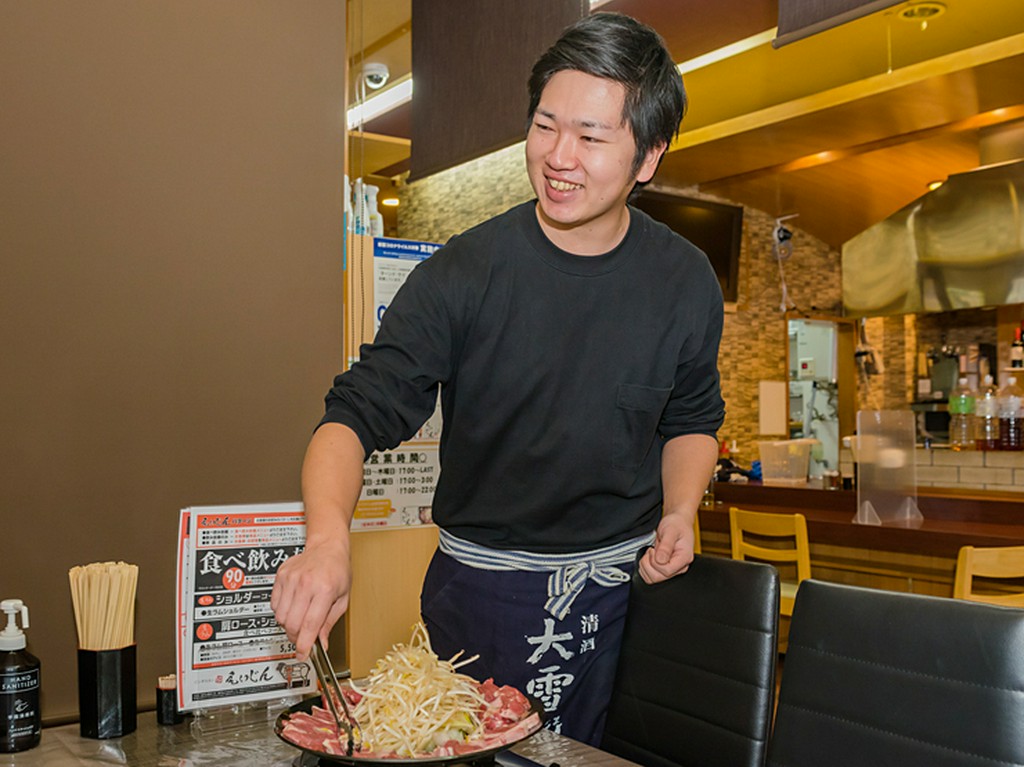 焼き方をレクチャーしてくれるので、ジンギスカン初心者も安心
