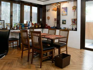 沖縄にちなんだアイテムが並ぶ博物館のような店内