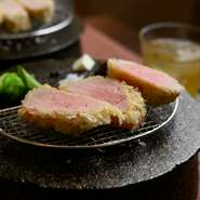 当日オススメの沖縄県産豚を低温でじっくりと揚げ、旨みを引き出したとんかつ。さっくりとした衣と断面の薄ピンク色が印象的なお肉を、沖縄県産の塩・マスタードをつけて賞味あれ。