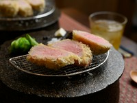 当日オススメの沖縄県産豚を低温でじっくりと揚げ、旨みを引き出したとんかつ。さっくりとした衣と断面の薄ピンク色が印象的なお肉を、沖縄県産の塩・マスタードをつけて賞味あれ。