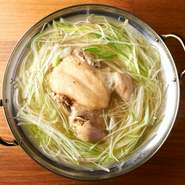 【丸鶏もと家】から引き継ぎ進化させた【TORIKAGO】自慢のお鍋です。鶏肉とネギだけを使ってスープのおいしさが引き出されています。残ったスープは一滴余さず味わいたくなるおいしさです。