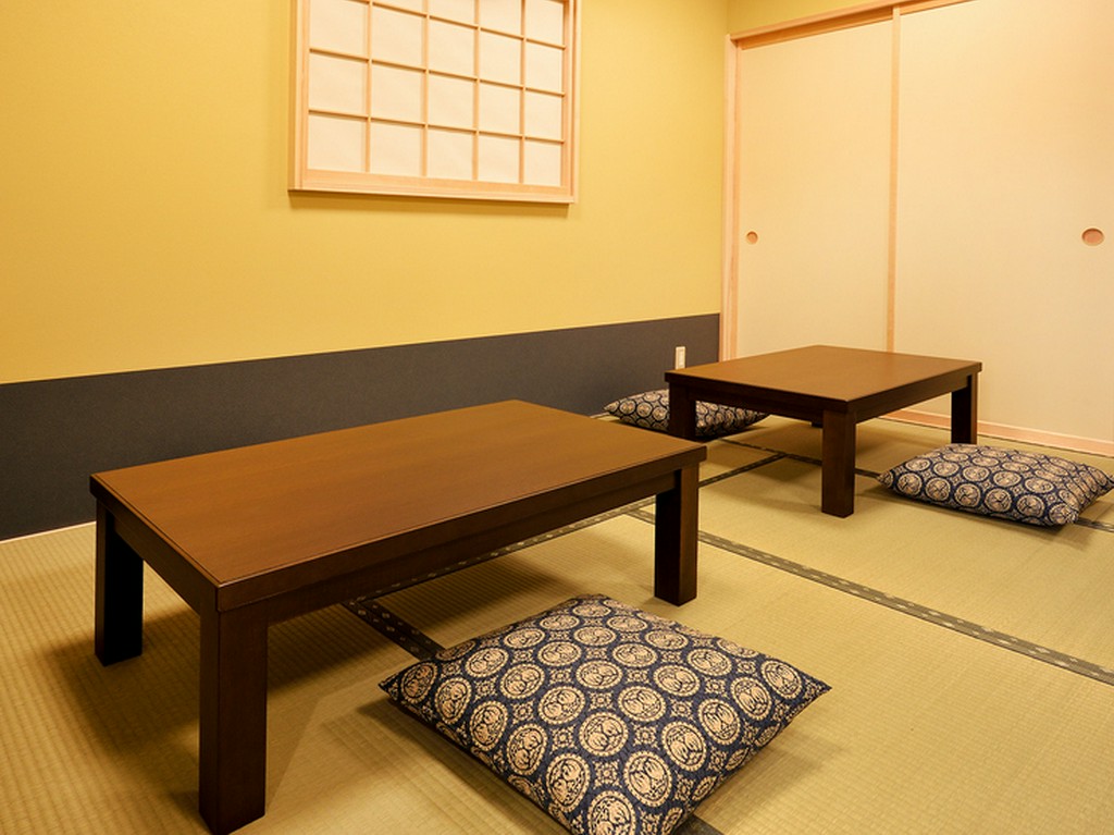 わいわいとにぎやかな空間でゆったりくつろぎながら食事を楽しむ