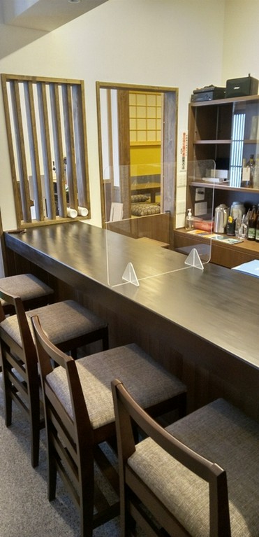 明るい女将と店主がお出迎え。会話しながら地元名物に舌鼓